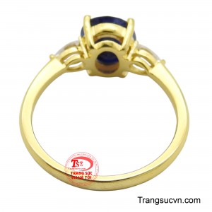 Nhẫn vàng 18k gắn sapphire, món trang sức ý nghĩa, thể hiện sự tinh tế và gu thẩm mỹ.