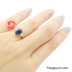 Nhẫn vàng 18k, đá sapphire xanh thẳm, biểu tượng của sự sang trọng và quý phái.