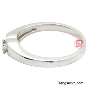 Nhẫn thánh giá là lời nhắc nhở thường xuyên về tình yêu và sự hy sinh của Chúa Giêsu Kitô.