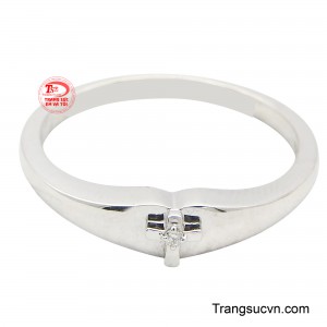 Chất liệu vàng trắng 14k mang đến màu sắc sáng bóng, độ bền cao, phù hợp với mọi phong cách thời trang.