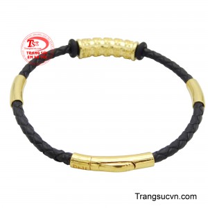 Chất liệu cao su dẻo dai, bọc vàng 10K tinh tế, tạo điểm nhấn phong cách.