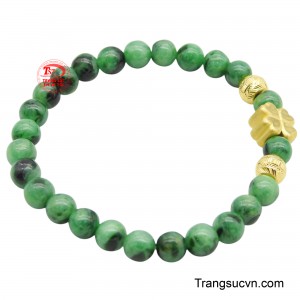 Vàng lấp lánh tôn lên vẻ sang trọng, thu hút mọi ánh nhìn trên cổ tay.