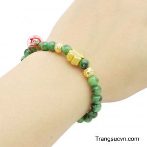 Vòng tay charm vàng, vẻ đẹp vĩnh cửu, thể hiện gu thẩm mỹ tinh tế.