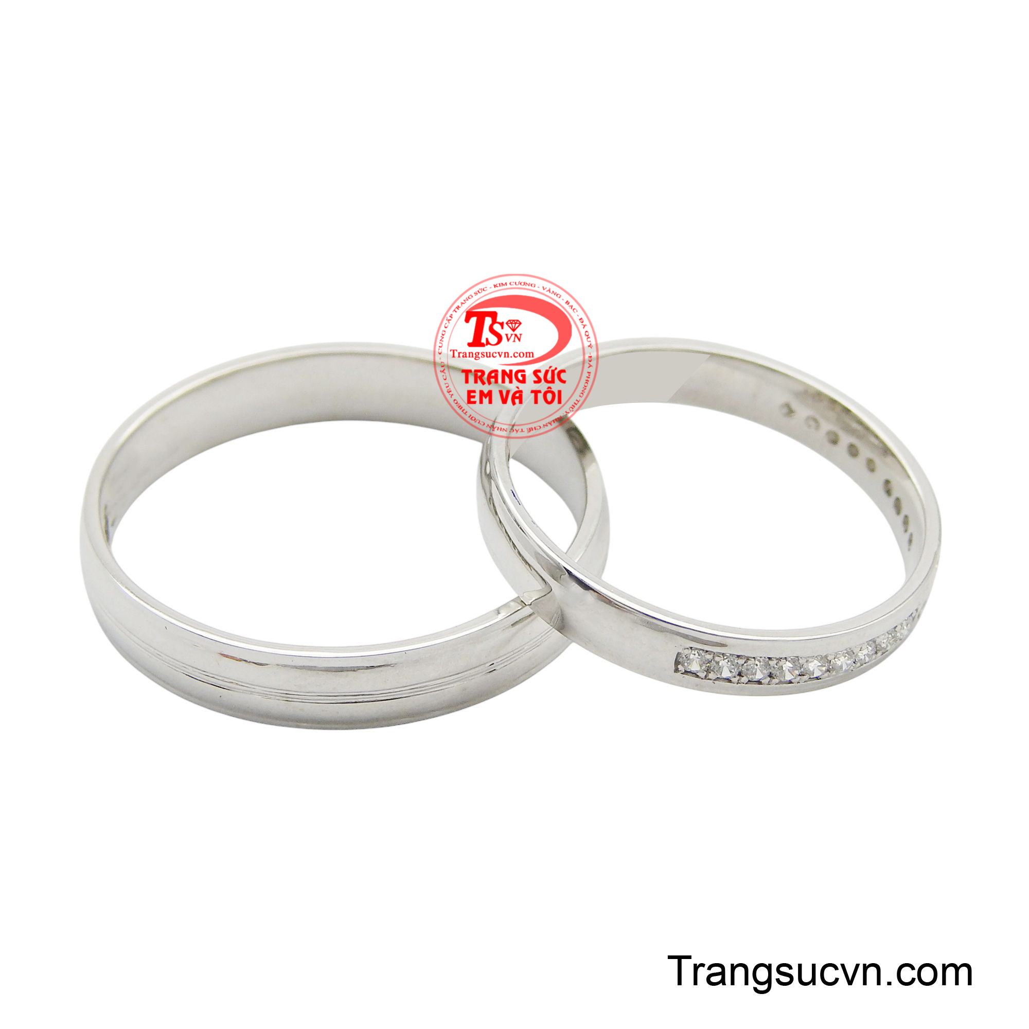 Nhẫn cưới vàng trắng 14k tinh tế là biểu tượng thiêng liêng, đánh dấu một cột mốc quan trọng trong cuộc đời mỗi người - ngày hai trái tim chính thức về chung một nhà.