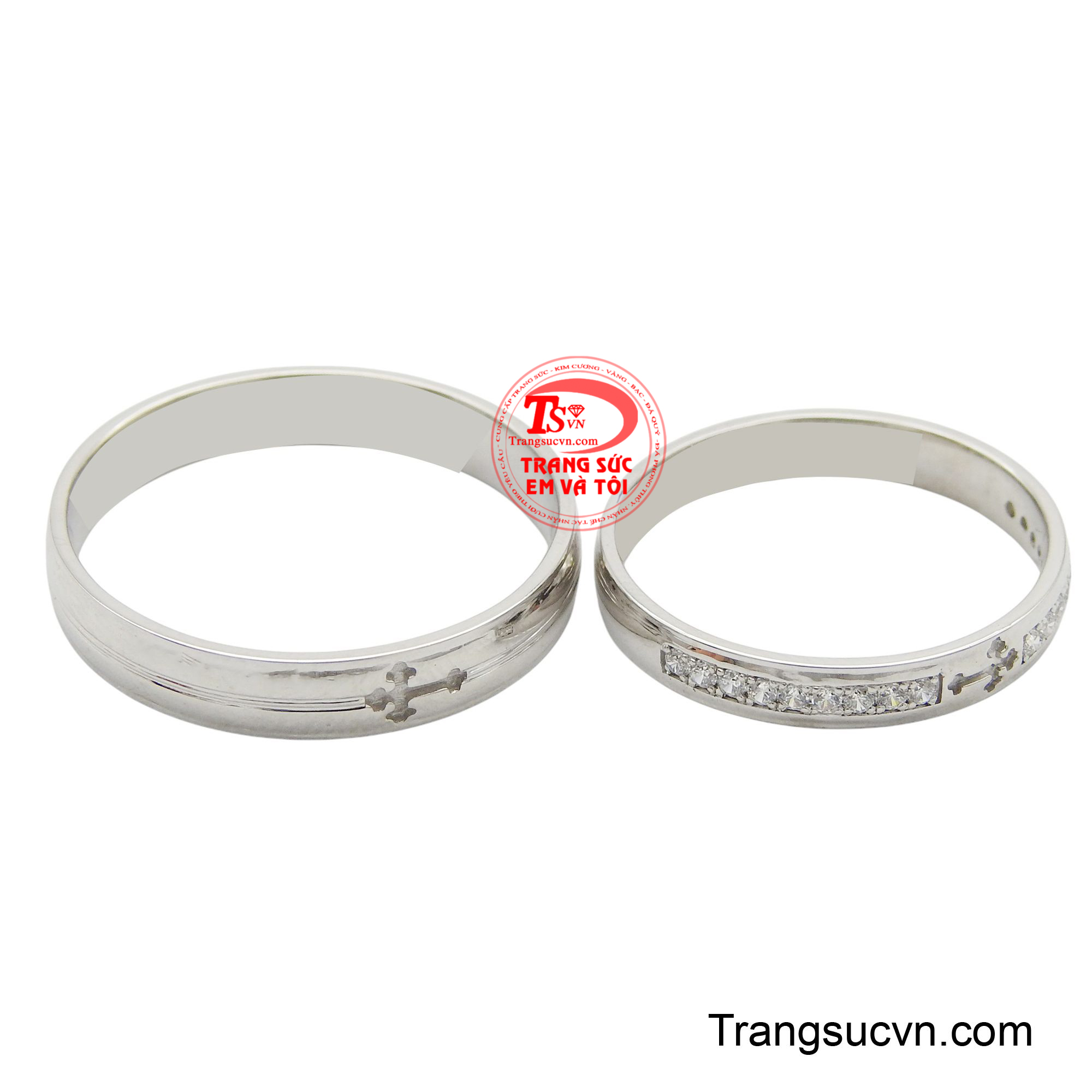 Những viên đá cz nhỏ được gắn trên chiếc nhẫn tạo nên vẻ đẹp lộng lẫy và không kém phần tinh tế cho đôi tay của bạn.