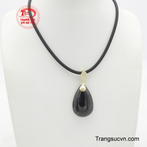 Bộ dây thạch anh tóc đen đẹp tựa như một vũ trụ thu nhỏ, nơi những sợi 