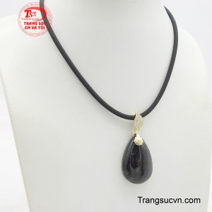 Mỗi chuyển động, ánh sáng lại khẽ khàng xuyên qua, tạo nên hiệu ứng thị giác đầy mê.