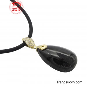 Không chỉ là món trang sức độc đáo, nó còn mang trong mình nguồn năng lượng mạnh mẽ, được tin rằng có khả năng bảo vệ, tăng cường sự quyết đoán và thu hút may mắn.