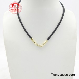 Dây cao su bọc vàng 10K sang trọng là một thiết kế trang sức độc đáo, kết hợp giữa sự mạnh mẽ của chất liệu cao su và vẻ sang trọng của vàng 10K.