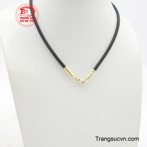 Dây cao su đen bền bỉ được điểm xuyết bởi hai đốt vàng 10K sáng bóng, tạo điểm nhấn nổi bật và thu hút.