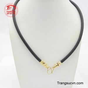 Dây cao su vàng 10K bọc rồng là một loại trang sức độc đáo và mạnh mẽ, kết hợp giữa chất liệu cao su bền bỉ và vàng 10K sang trọng.