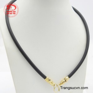 Dây cao su thường có màu đen hoặc các màu sắc tối, tạo nên sự tương phản nổi bật với phần vàng.