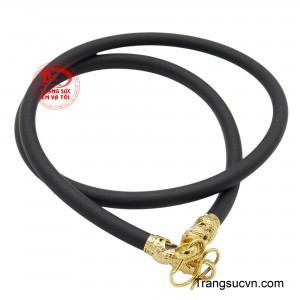 Điểm nhấn của sản phẩm là chi tiết rồng được chế tác tinh xảo từ vàng 10K, thể hiện sự quyền lực và đẳng cấp.