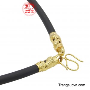 Hình tượng rồng thường được chạm khắc tỉ mỉ, với các đường nét sắc sảo, mang đến vẻ ngoài mạnh mẽ và nam tính cho người đeo.