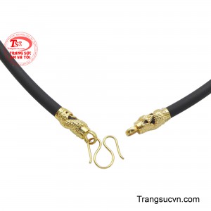 Loại trang sức này không chỉ là một phụ kiện thời trang mà còn thể hiện phong cách cá nhân và gu thẩm mỹ độc đáo.