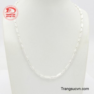 Dây chuyền bạc nam bản lĩnh không chỉ là món trang sức tô điểm cho vẻ ngoài mà còn là biểu tượng thể hiện cá tính và bản lĩnh của người đàn ông.