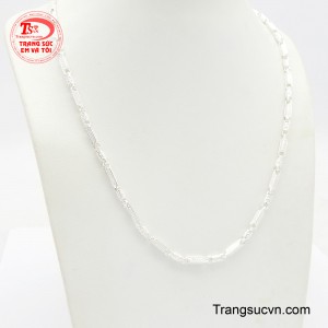 Chiếc dây chuyền được chế tác từ chất liệu bạc 925 tạo nên độ bền, rắn chắc và sáng bóng cho sản phẩm.