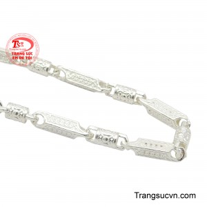 Đây là mẫu dây chuyền bạc mạnh mẽ, tinh tế, giúp bạn khẳng định phong cách riêng của mình.