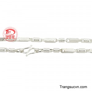 Với thiết kế độc đáo dây chuyền bạc nam còn là phụ kiện thời trang giúp bạn tự tin, ấn tượng hơn trong các buổi gặp gỡ và tạo điểm nhấn cho bộ trang phục.