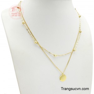 Hai sợi dây mảnh mai, óng ánh sắc vàng tinh tế, uyển chuyển ôm lấy cổ người phụ nữ, tạo điểm nhấn thu hút mọi ánh nhìn.