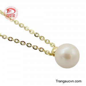Vàng 10k mang lại độ bền cao và màu sắc nhẹ nhàng, trong khi ngọc trai tượng trưng cho sự thanh lịch và quý phái.