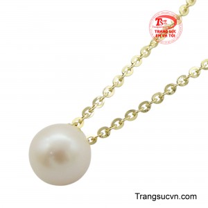 Sự kết hợp này làm nổi bật vẻ đẹp dịu dàng và thu hút của người phụ nữ, đồng thời thể hiện sự trân trọng đối với những giá trị văn hóa tốt đẹp.