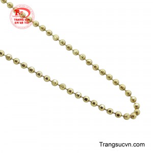 Ánh vàng 18k sáng bóng, phản chiếu lấp lánh theo từng chuyển động, thu hút mọi ánh nhìn. 