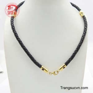 Dây da vàng 10K bọc rồng là một loại trang sức độc đáo, kết hợp giữa vẻ đẹp sang trọng của vàng 10K và nét mạnh mẽ, quyền lực của hình tượng rồng.