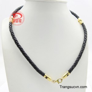 Sợi dây da thường được làm từ da thật, có độ bền cao, mang đến cảm giác thoải mái khi đeo. 