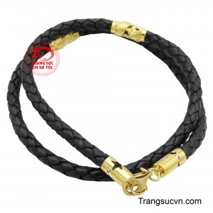 Điểm nhấn đặc biệt của sản phẩm là phần bọc rồng được chế tác tinh xảo từ vàng 10K, với các chi tiết được chạm khắc tỉ mỉ, thể hiện sự uy nghi và sức mạnh của loài vật linh thiêng này.