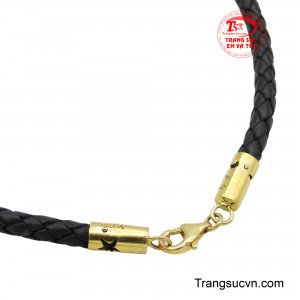 Dây da vàng 10K bọc rồng không chỉ là một món trang sức, mà còn là biểu tượng của sự may mắn, tài lộc và quyền lực, phù hợp với những người đàn ông cá tính và mạnh mẽ.