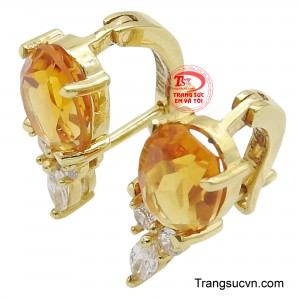 Thạch anh vàng với màu vàng tươi sáng, lấp lánh, tượng trưng cho sự giàu sang và thịnh vượng, được chế tác thành những viên đá quý nhỏ nhắn, tinh xảo. 