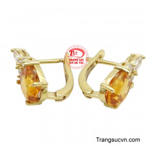 Đôi hoa tai này không chỉ là món trang sức lộng lẫy, giúp người phụ nữ thêm phần quyến rũ và tự tin, mà còn mang ý nghĩa phong thủy tốt lành, thu hút tài lộc và mang lại năng lượng tích cực.