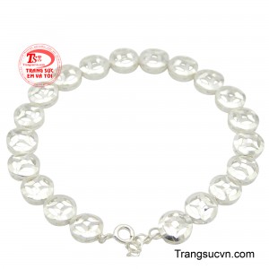 Lắc bạc nam may mắn là một món trang sức độc đáo, kết hợp vẻ đẹp nam tính của bạc với những biểu tượng phong thủy ý nghĩa.