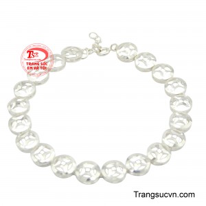 Chiếc lắc tay không chỉ là điểm nhấn phong cách mà còn mang đến năng lượng tích cực, thu hút may mắn và tài lộc.