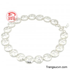 Với khả năng xua đuổi tà khí và bảo vệ sức khỏe, lắc tay bạc nam may mắn là người bạn đồng hành lý tưởng, mang lại bình an và thành công cho người đeo.