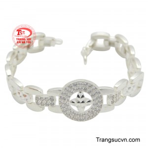 Lắc bạc nam phong cách lịch lãm là một trong những chất liệu được ưa chuộng nhất trong chế tác trang sức nam.