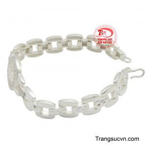 Lắc bạc nam không chỉ là một món phụ kiện thời trang mà còn là biểu tượng của sự tự tin, bản lĩnh và gu thẩm mỹ tinh tế của người đàn ông. 