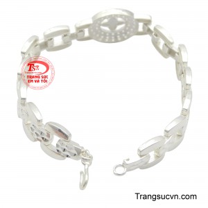 Với vẻ đẹp mạnh mẽ, nam tính và khả năng biến hóa đa dạng trong thiết kế, lắc bạc nam sẽ là người bạn đồng hành lý tưởng, giúp quý vị khẳng định phong cách và dấu ấn cá nhân trong mọi hoàn cảnh.