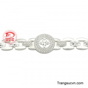 Hãy đến với trang sức Em Và Tôi để lựa chọn cho mình những mẫu lắc tay nam phù hợp nhất. 