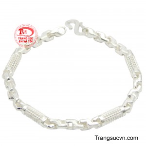 Lắc bạc quý ông phong cách với chất liệu bạc cao cấp, sáng bóng, tôn lên vẻ đẹp nam tính và sang trọng.