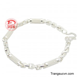 Thiết kế lắc tay đa dạng, từ những mẫu đơn giản, tối giản đến những chi tiết chạm khắc tinh xảo, thể hiện gu thẩm mỹ độc đáo của người đàn ông hiện đại.