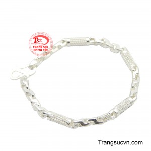 Chiếc lắc bạc không chỉ là một món trang sức, mà còn là tuyên ngôn về phong cách cá nhân.