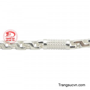 Nó có thể kết hợp hoàn hảo với trang phục công sở, trang phục dạo phố hay trang phục dự tiệc, mang đến vẻ ngoài chỉn chu và thu hút.