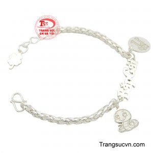 Đây không chỉ là một món đồ trang sức mang nhiều ý nghĩa mà nó cùng giúp ba mẹ bảo vệ bé trước những biến đổi của môi trường.