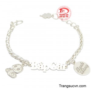 Chiếc lắc bạc khắc tên dường như đã trở thành sản phẩm tạo được ấn tượng sâu đậm với các bậc làm cha mẹ bởi nó mang lại những ý nghĩa thật đặc biệt.