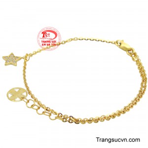 Sắc vàng 10K ấm áp ôm trọn lấy cổ chân, tôn lên làn da trắng mịn, khiến mỗi bước chân thêm uyển chuyển và duyên dáng.