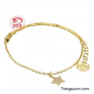 Mỗi mắt xích nhỏ nhắn được chế tác tinh xảo, phản chiếu ánh sáng lấp lánh, tạo nên vẻ đẹp kiêu sa và quyến rũ.