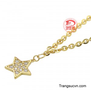 Lắc chân vàng 10K không chỉ là một món trang sức, mà còn là biểu tượng của sự tinh tế và sang trọng, là điểm nhấn hoàn hảo cho vẻ đẹp yêu kiều của người phụ nữ.