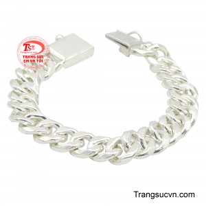 Với chất liệu bạc sáng bóng, thiết kế thường tối giản nhưng mạnh mẽ, chiếc lắc ôm vừa vặn cổ tay, tôn lên vẻ nam tính và lịch thiệp của người đeo.